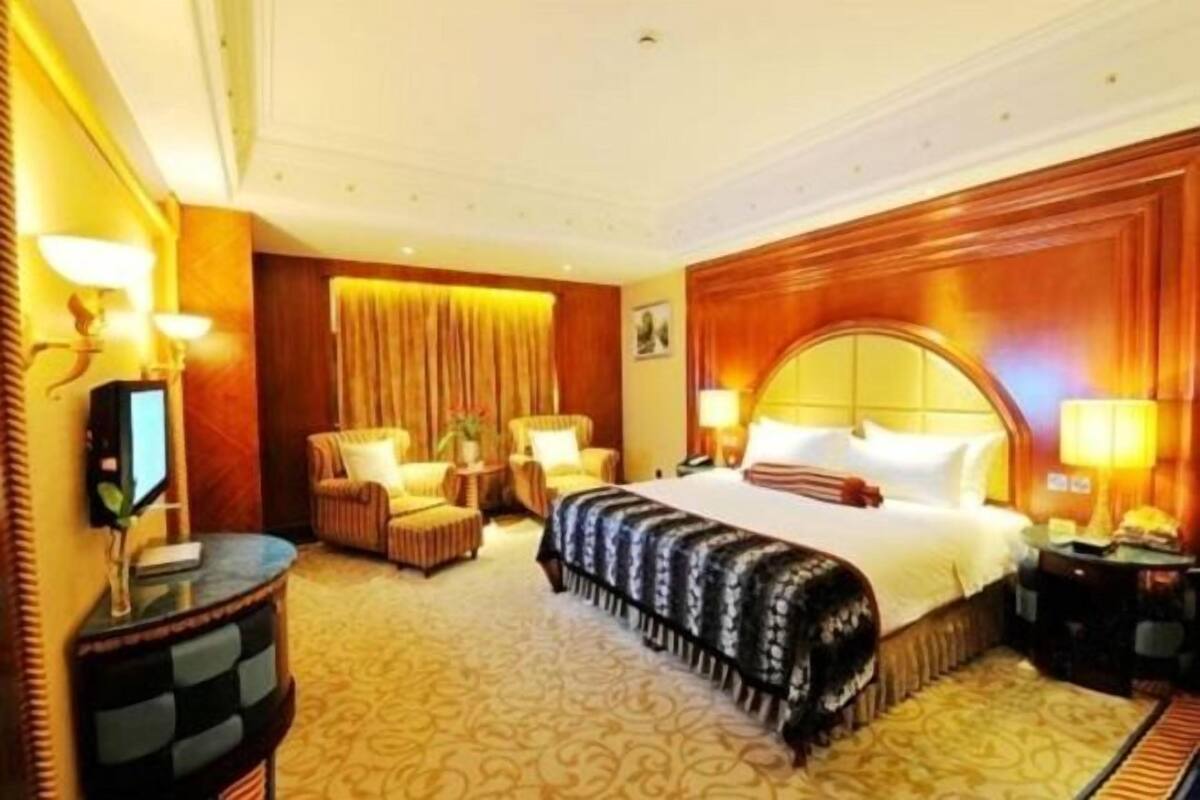Minibar, in-room safe, alarm clocks