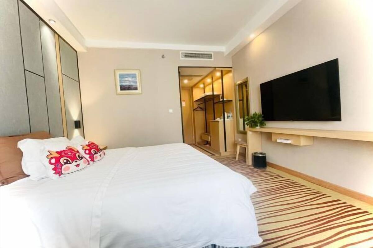 Minibar, in-room safe, alarm clocks