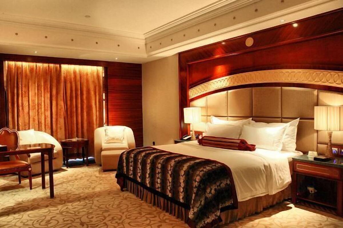 Minibar, in-room safe, alarm clocks