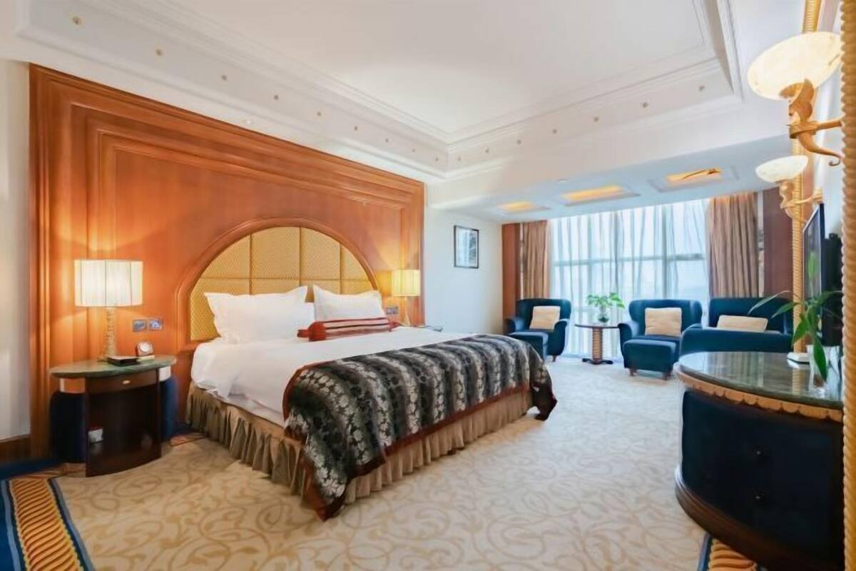 Minibar, in-room safe, alarm clocks