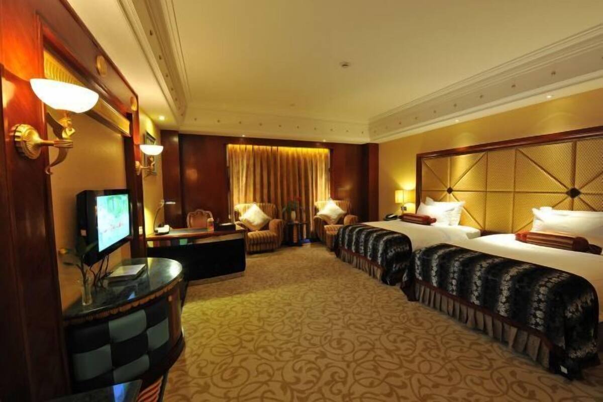 Minibar, in-room safe, alarm clocks