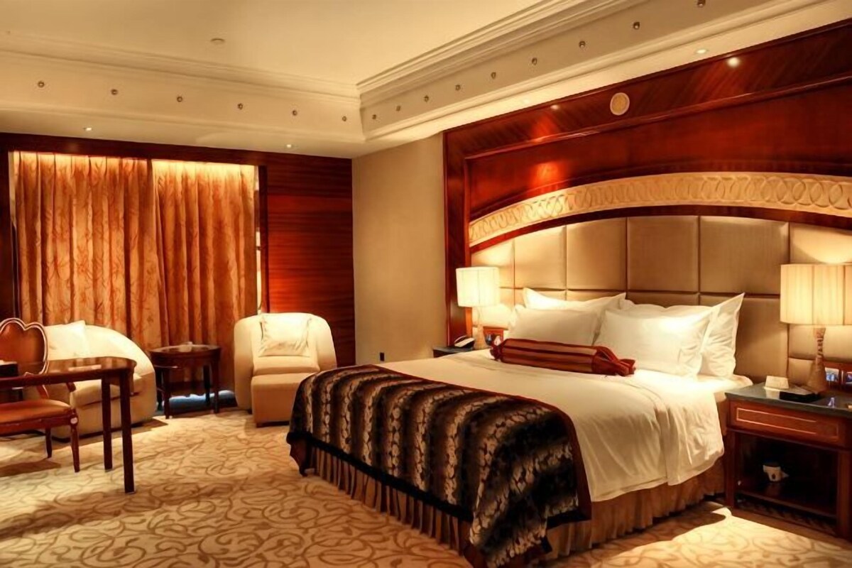 Minibar, in-room safe, alarm clocks