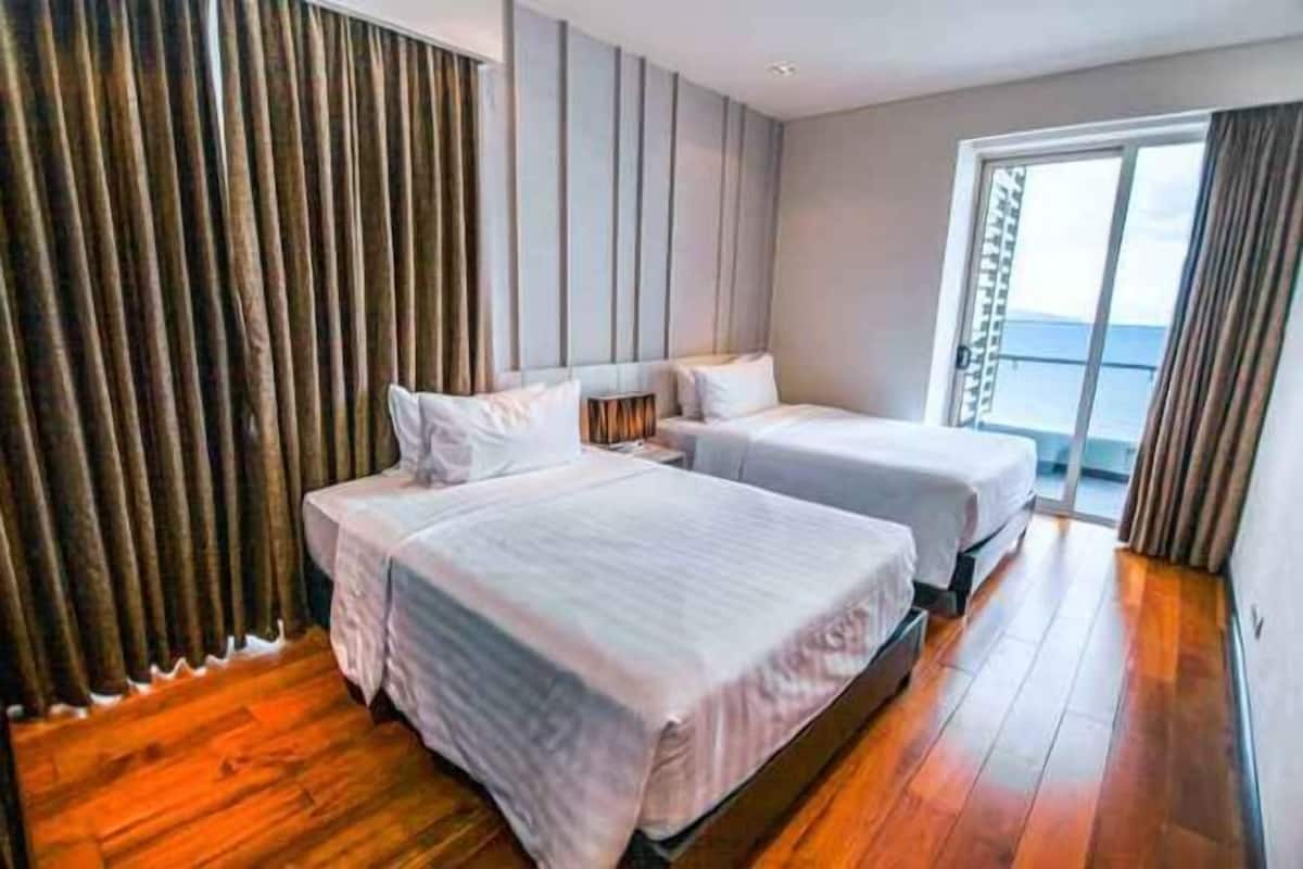 2 bedrooms, premium bedding, minibar, in-room safe