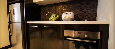 Una cocina moderna con un refrigerador, horno y tostadora Bosch.