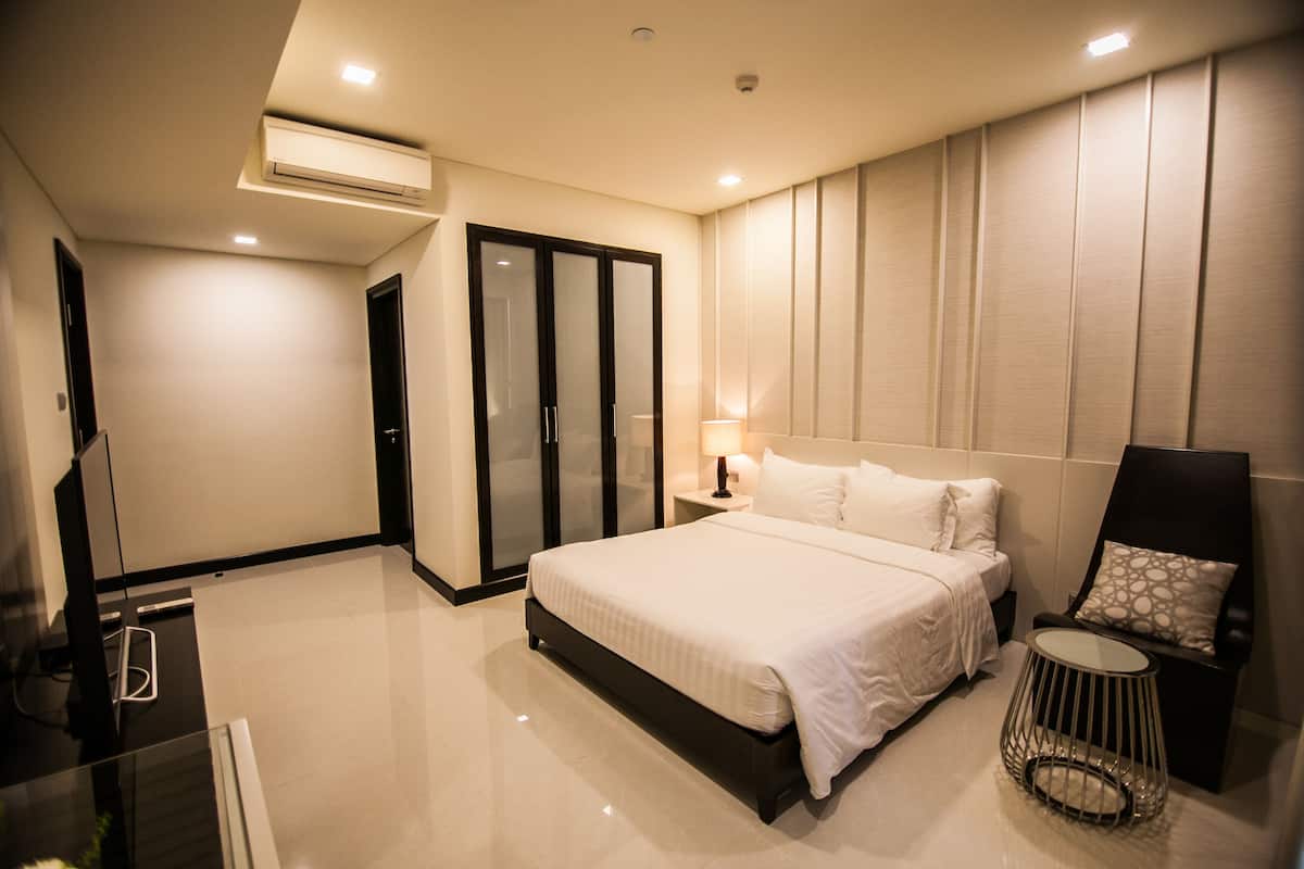 2 bedrooms, premium bedding, minibar, in-room safe