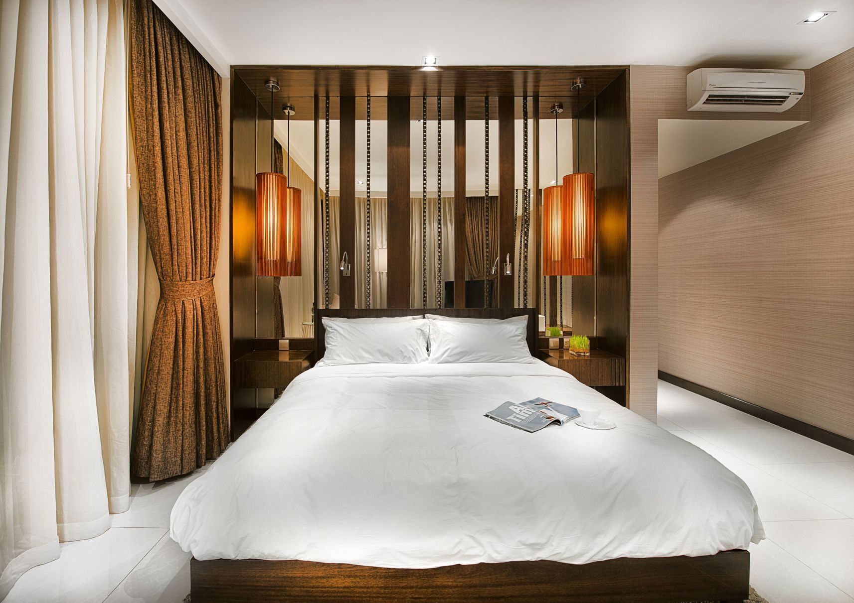 Peralatan tempat tidur premium, bar mini, peti besi dalam bilik 