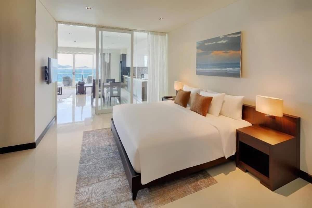 2 bedrooms, premium bedding, minibar, in-room safe