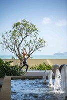 Una piscina al aire libre, sillones reclinables de piscina