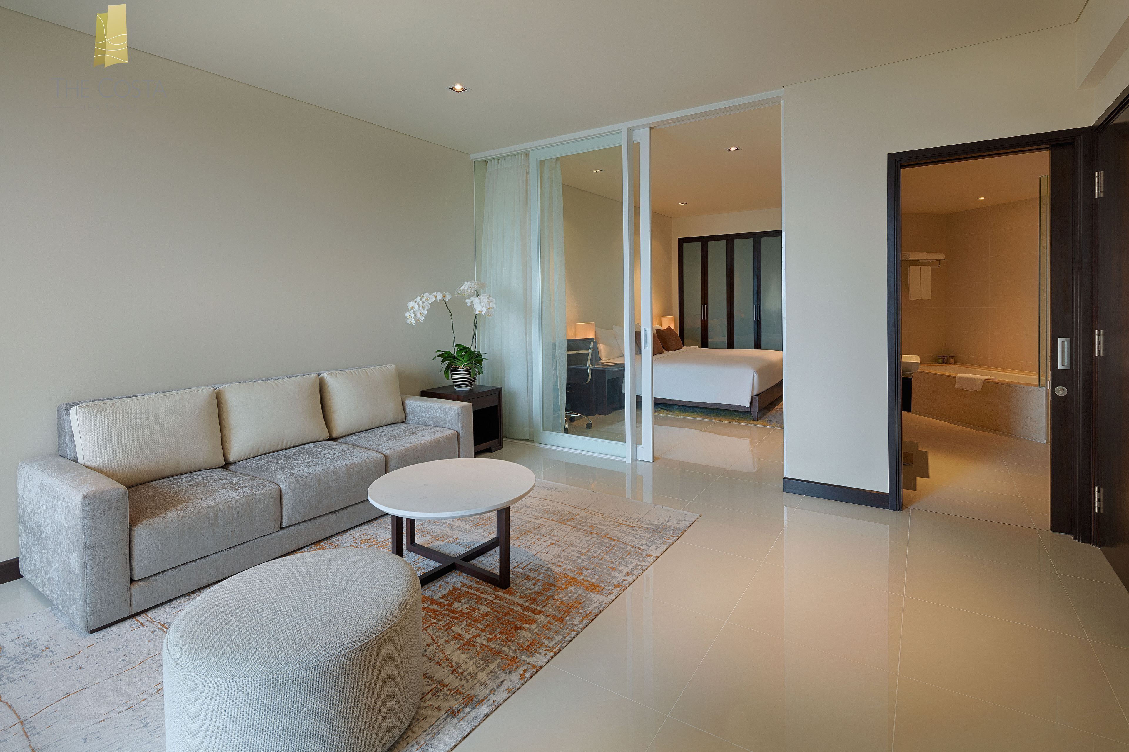 Sengetøy av topp kvalitet, minibar og safe på rommet