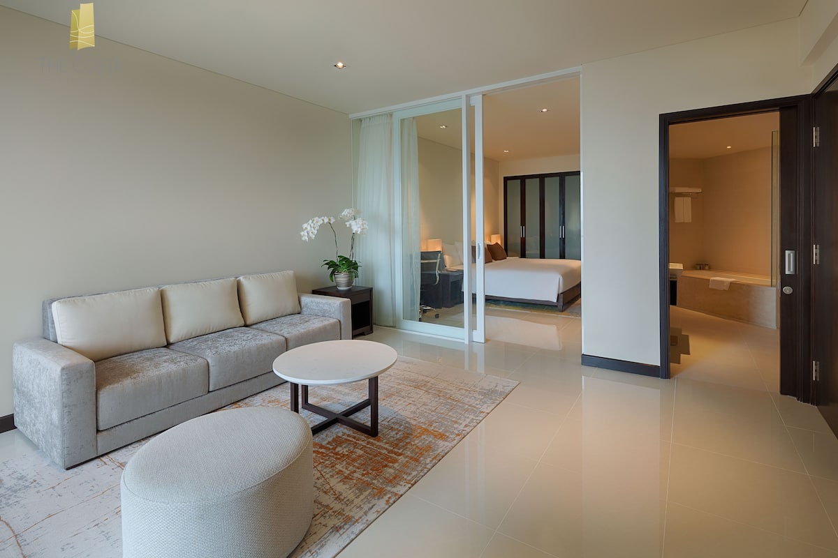 Sengetøy av topp kvalitet, minibar og safe på rommet