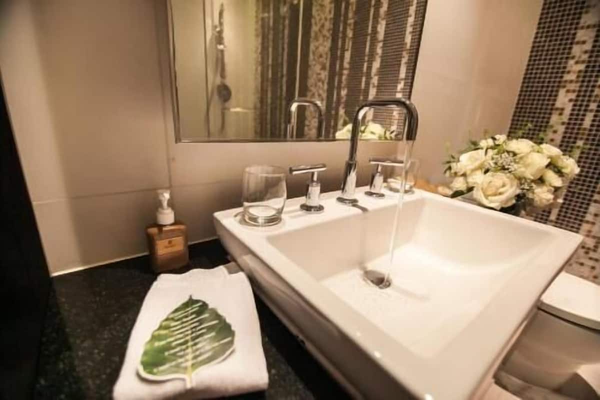 Bathroom | Free toiletries, hair dryer, bathrobes, slippers