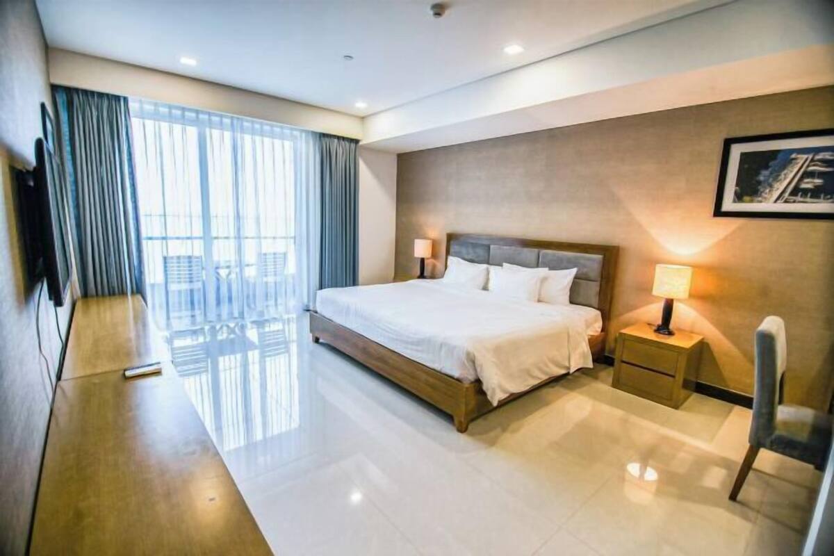 2 bedrooms, premium bedding, minibar, in-room safe