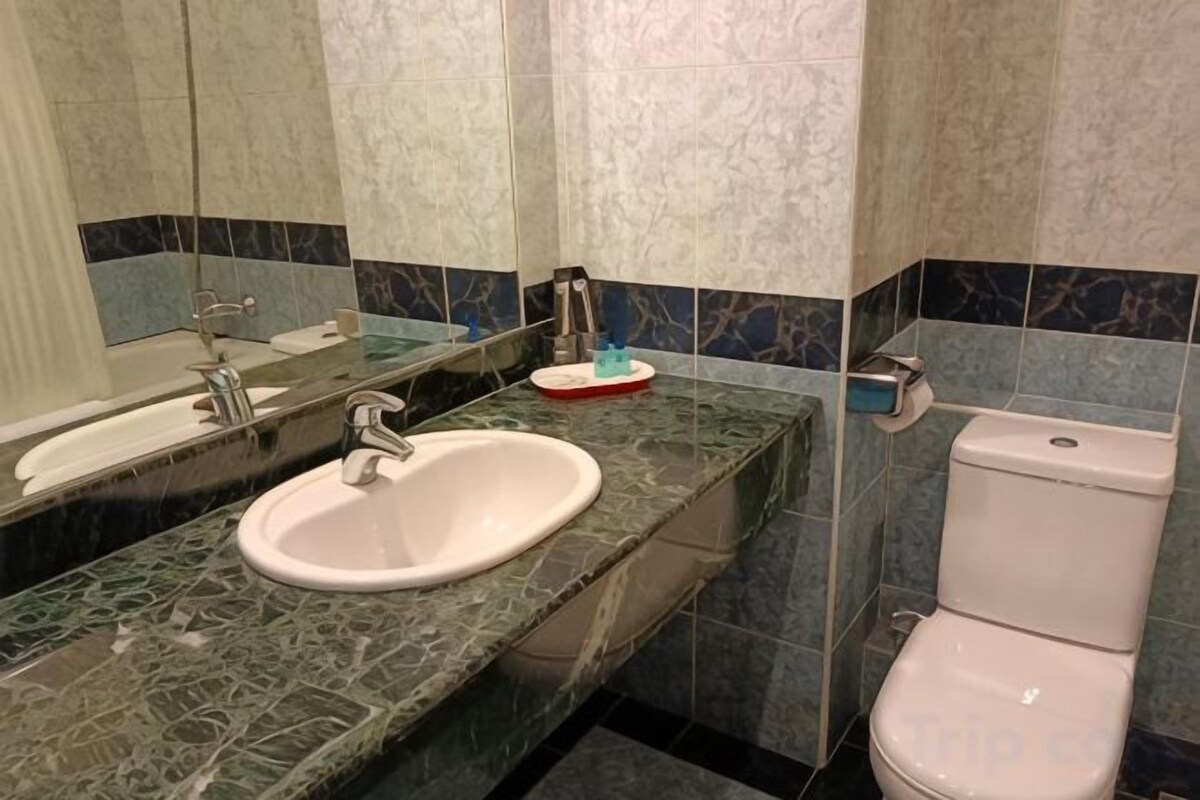 Rainfall showerhead, free toiletries, hair dryer, slippers