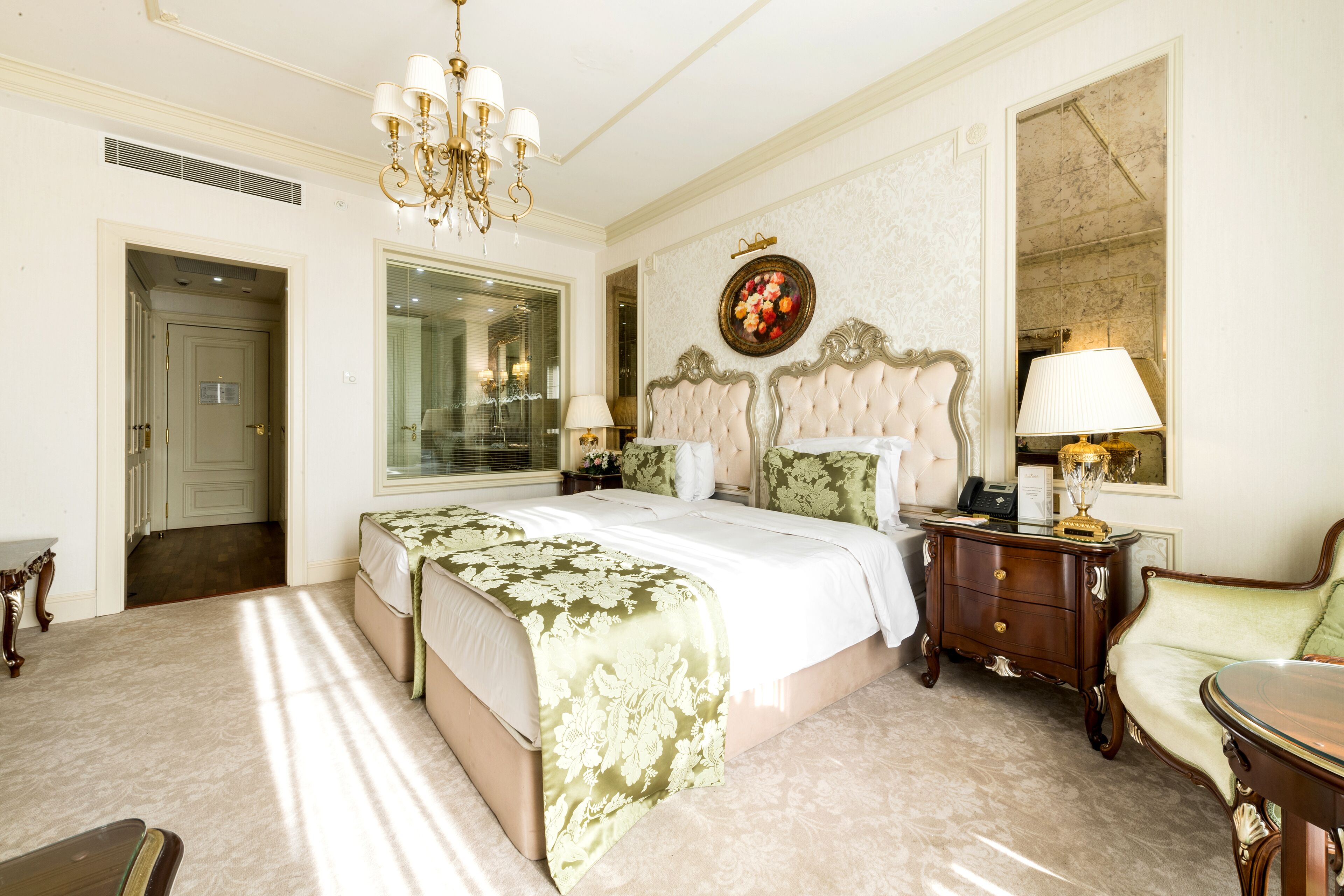 高級雙床房 | 高級寢具、迷你吧、房內夾萬、書桌