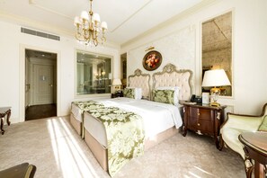 Phòng 2 giường đơn Superior | Bộ đồ giường cao cấp, minibar, két bảo mật tại phòng, bàn 