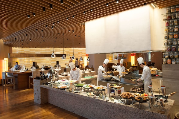 2 Restaurants, Frühstück, Mittagessen, Abendessen, asiatische Küche