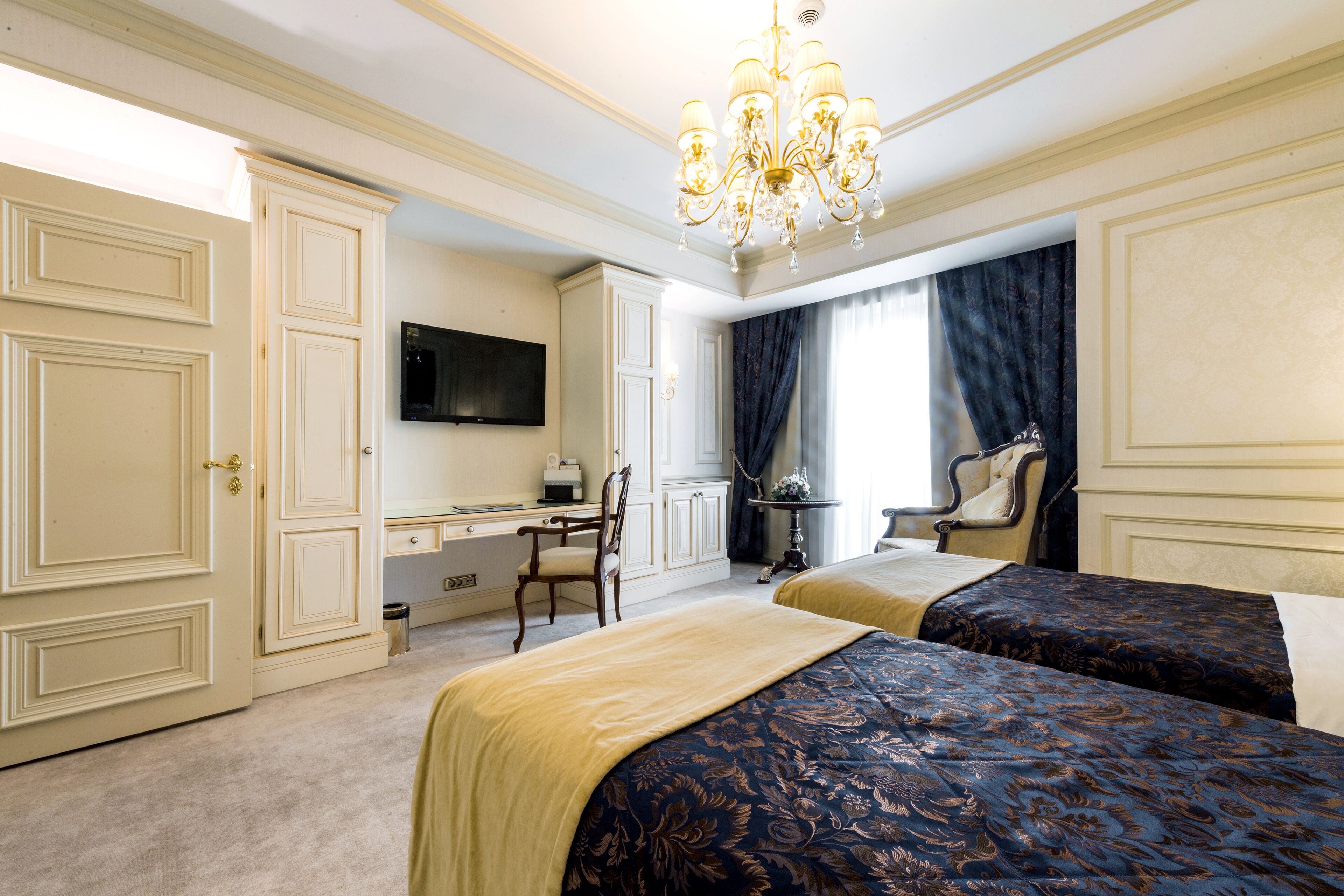 family suite, 2 bedrooms | 1 bedroom, premium bedding, minibar, in-room safe