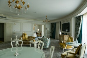 Phòng Suite Exclusive, 1 giường cỡ king | Khu phòng khách | TV LCD 42-inch có truyền hình vệ tinh, TV, các kênh phim phải trả tiền 