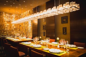 2 restauranter, frokost, lunsj og middag serveres, asiatiske retter
