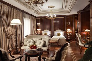 Phòng Suite Royal | Bộ đồ giường cao cấp, minibar, két bảo mật tại phòng, bàn 