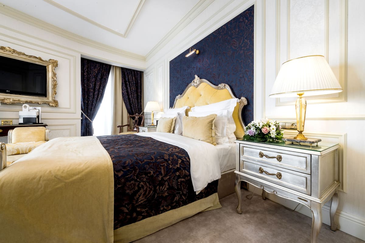 family suite, 2 bedrooms | 1 bedroom, premium bedding, minibar, in-room safe