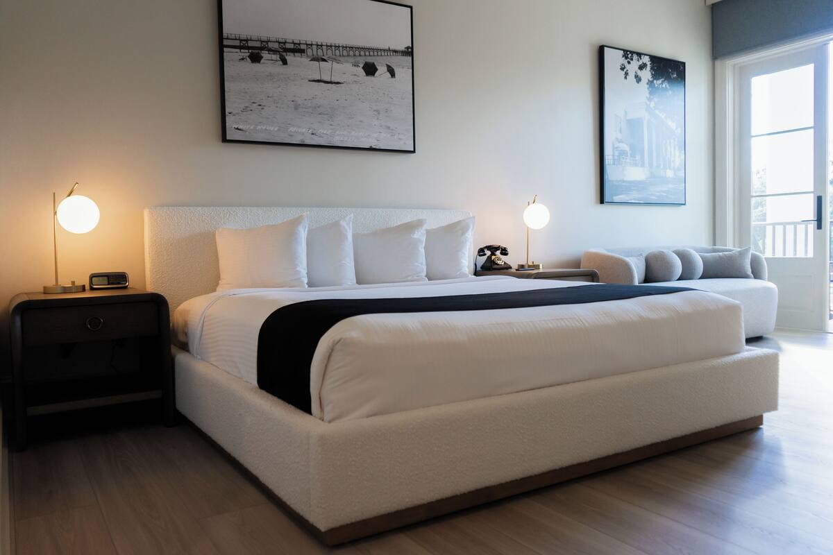 Ropa de cama de alta calidad y caja de seguridad en la habitación 