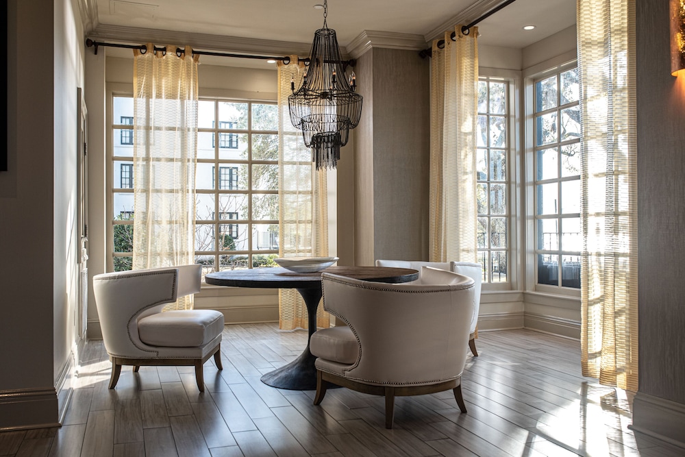 The White House Hotel by null