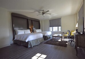 Premium bedding, in-room safe, desk, iron/ironing board - White House Hotel (Biloxi)