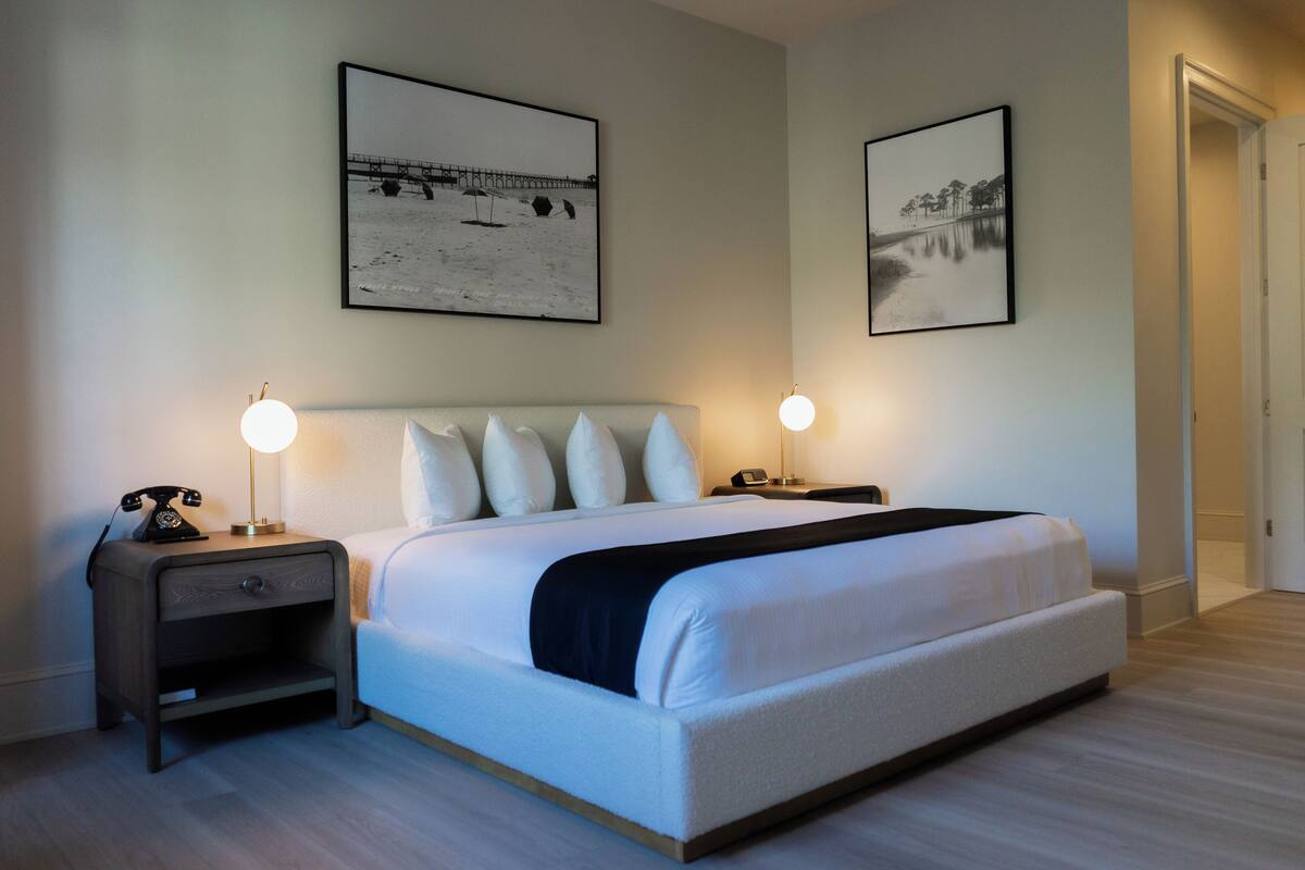 Ropa de cama de alta calidad y caja de seguridad en la habitación 