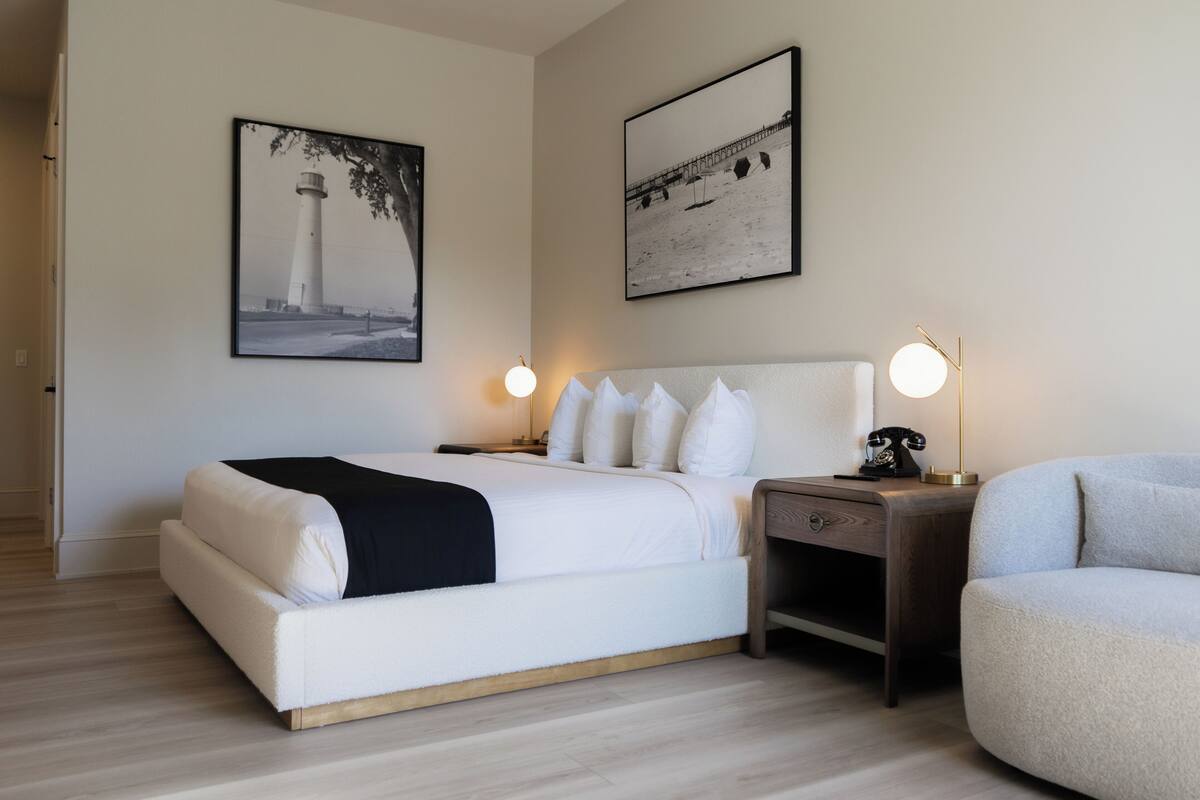 Ropa de cama de alta calidad y caja de seguridad en la habitación 