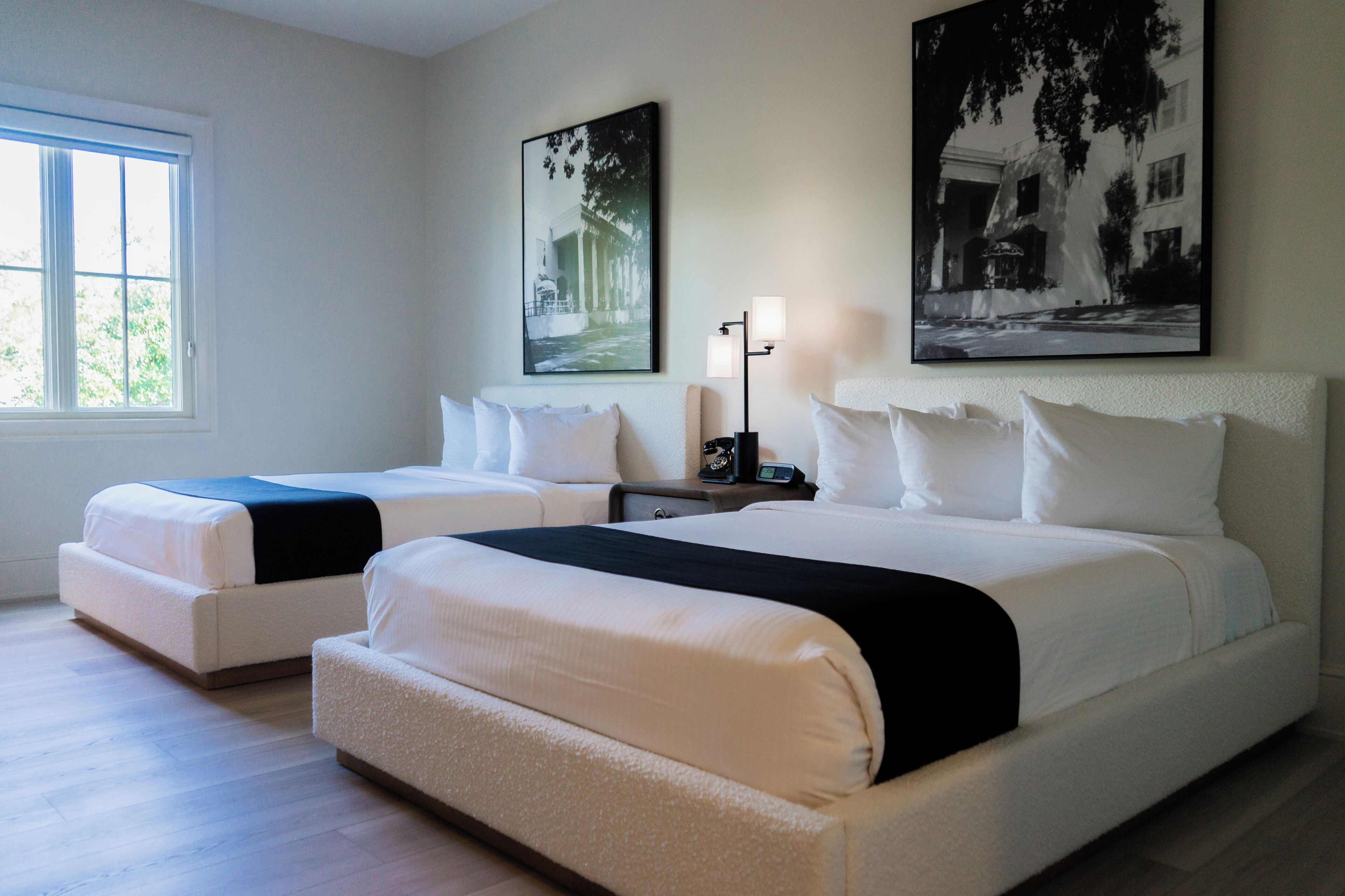 Double Queen Standard Room | Sengetøy av topp kvalitet, safe på rommet og skrivebord