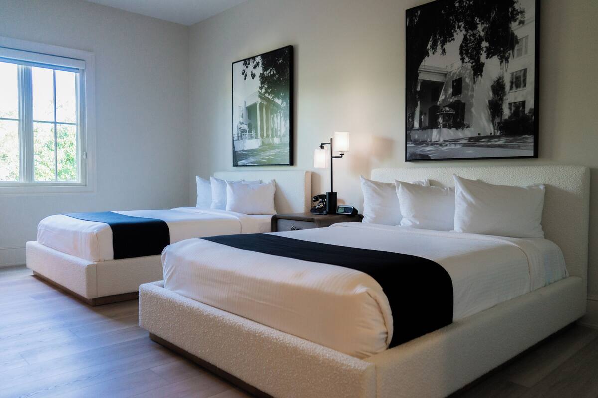 Ropa de cama de alta calidad y caja de seguridad en la habitación 