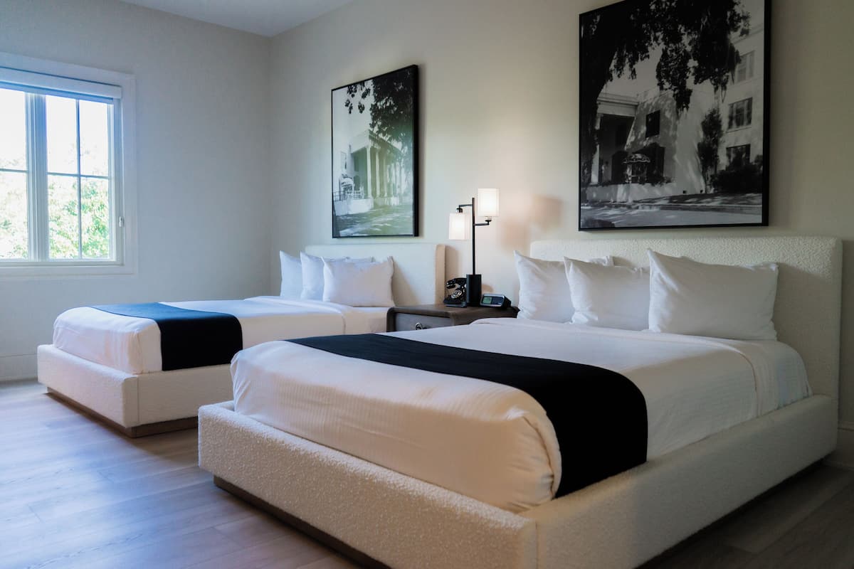 Double Queen Standard Room | Sengetøy av topp kvalitet, safe på rommet og skrivebord