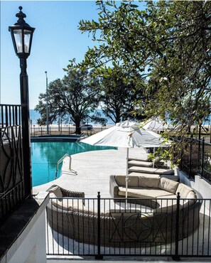 Exterior - White House Hotel (Biloxi)