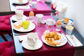 Tägliches großes Frühstück gegen Gebühr