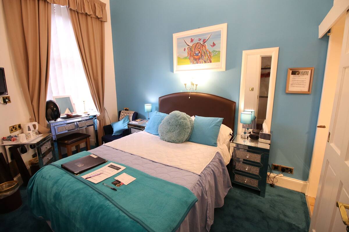 Compact Room | Free cots/infant beds, free WiFi, bed sheets