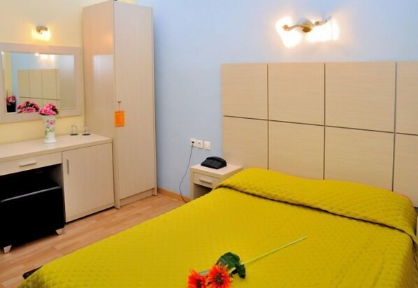 Double or Twin Room | Free WiFi, bed sheets - Atlantis Hotel (Thessaloniki)