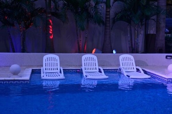 Una piscina al aire libre
