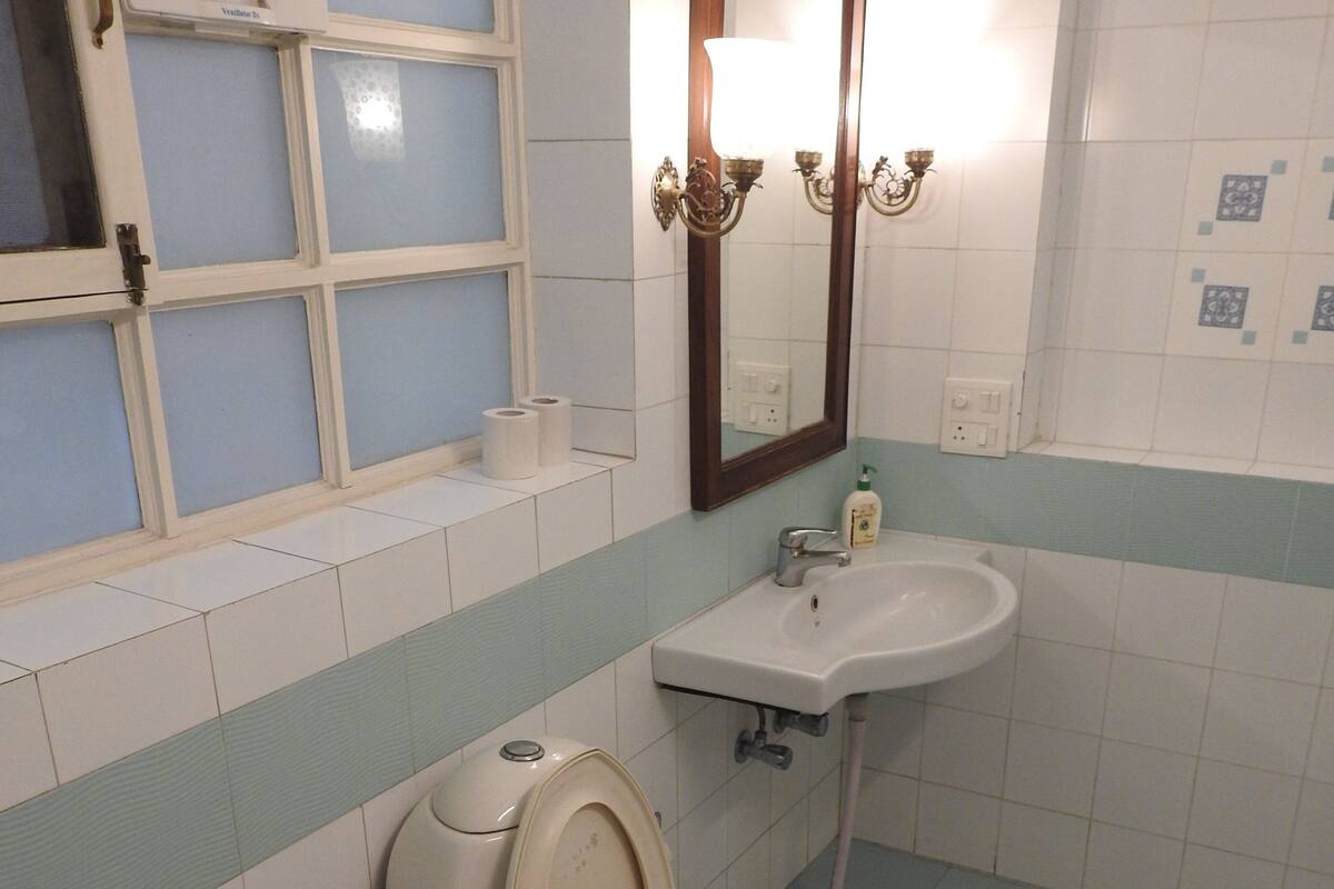 deluxe room | bathroom | free toiletries, hair dryer, slippers, towels