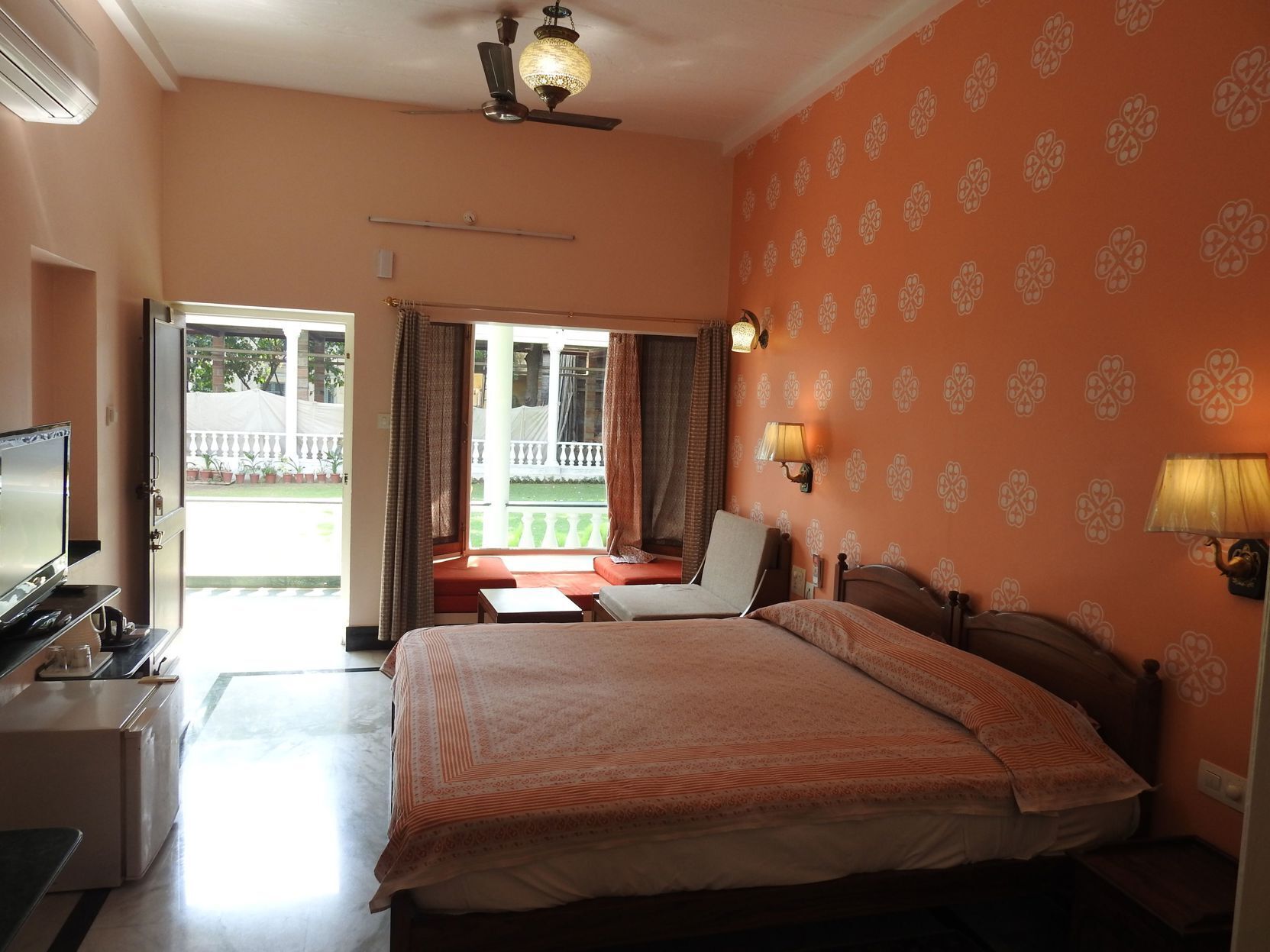 Cofres nos quartos, escrivaninha, quartos à prova de som