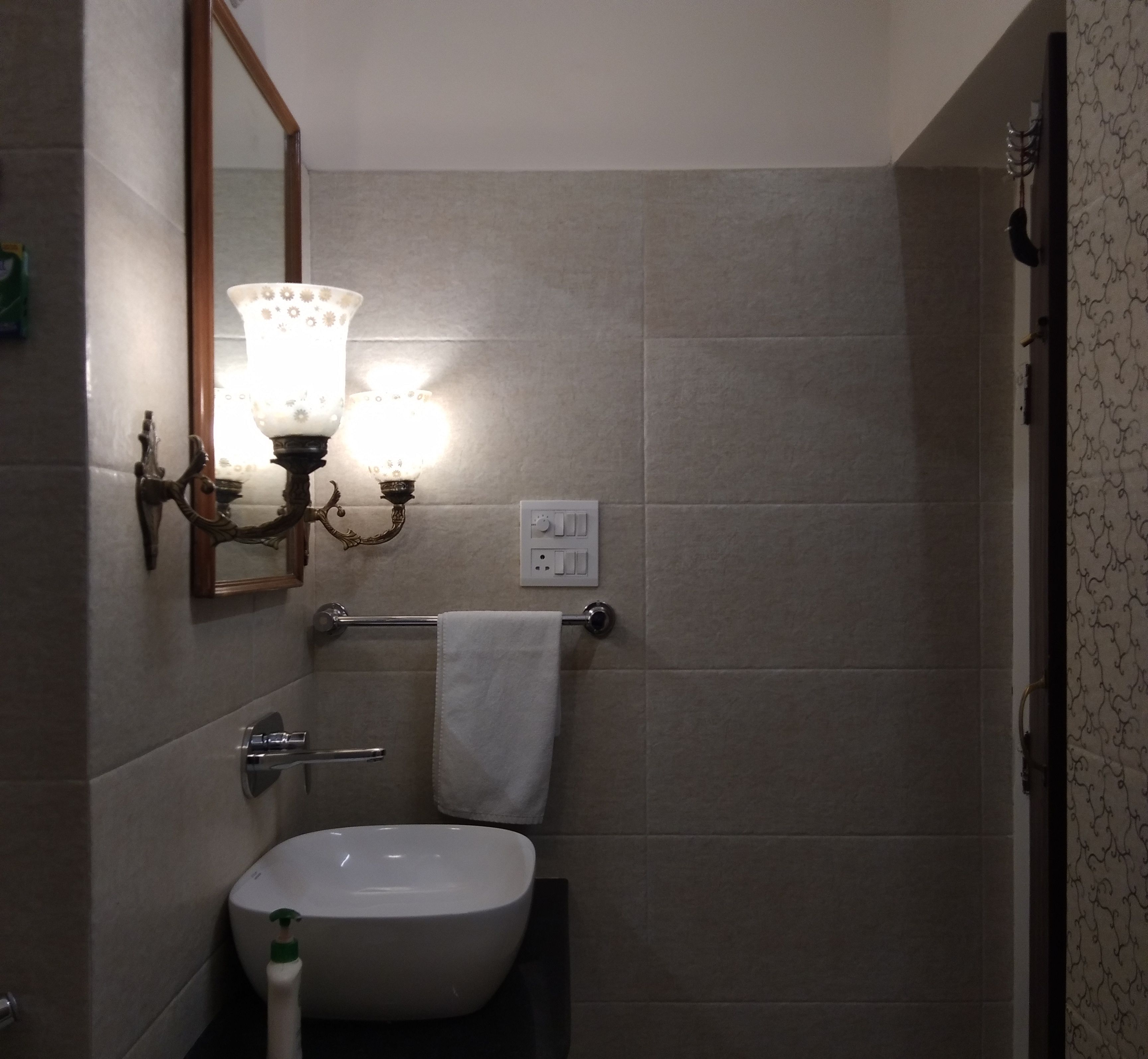 deluxe room | bathroom | free toiletries, hair dryer, slippers, towels