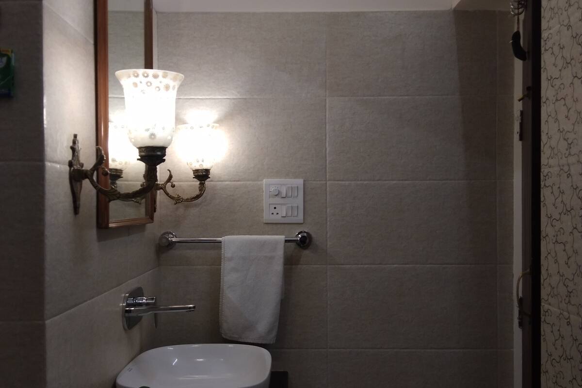 deluxe room | bathroom | free toiletries, hair dryer, slippers, towels