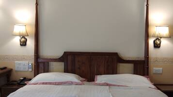 Deluxe-Zimmer | Zimmersafe, Schreibtisch, schallisolierte Zimmer, Bügeleisen/Bügelbrett