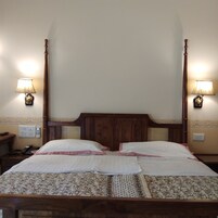 Quarto luxo | Cofres nos quartos, escrivaninha, quartos à prova de som