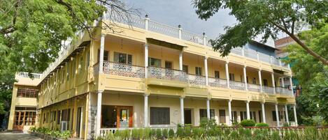 Bagian depan properti - sore/malam