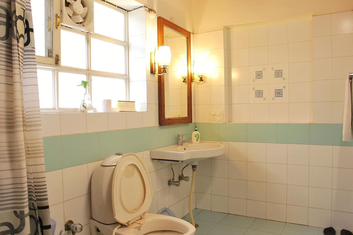 deluxe room | bathroom | free toiletries, hair dryer, slippers, towels