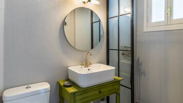Standard Room, Balcony | Bathroom | Shower, hair dryer