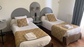 Habitación con 2 camas individuales | Decoración individual, escritorio, ropa de cama