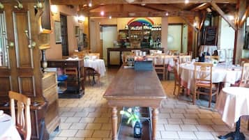 Se sirven almuerzos, cenas y cocina local (con vistas al jardín)