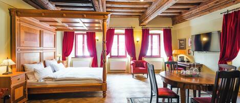 Suite | In-room safe, desk, free WiFi, bed sheets